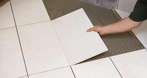 贴砖时如何选择干铺和湿铺？