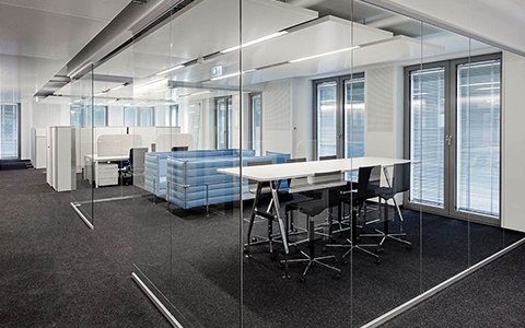 办公室玻璃隔断多少钱一平米？办公室用玻璃隔断的好处有哪些？
