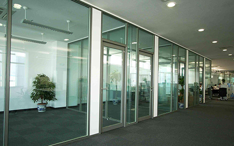 东莞办公室装修为什么都喜欢用玻璃隔断？